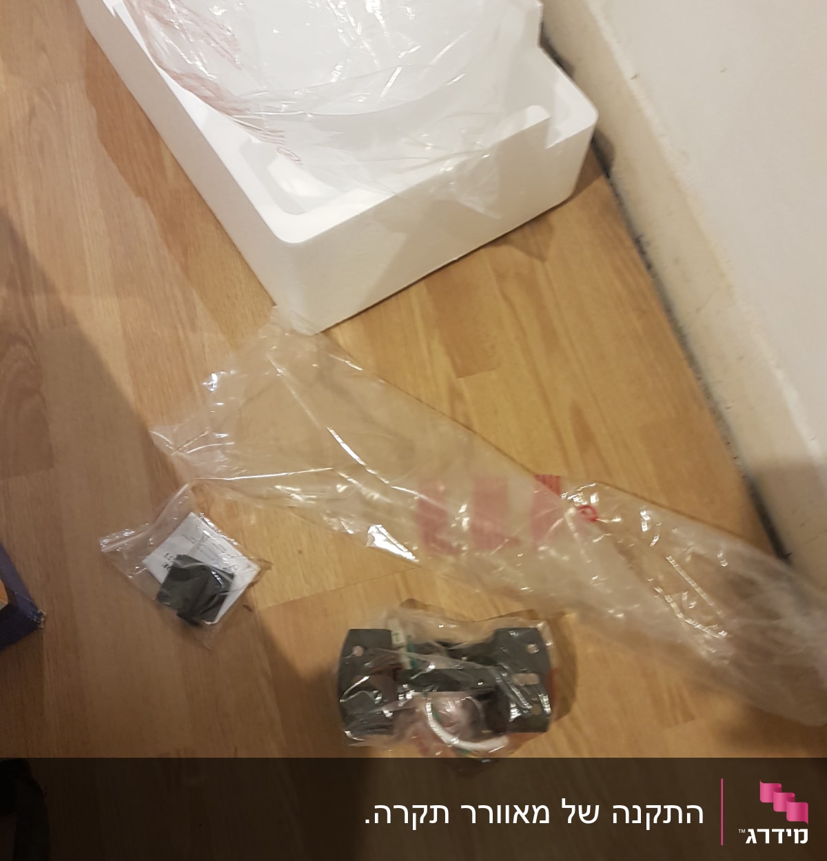 חלקי תאורה ואריזות על רצפת עץ